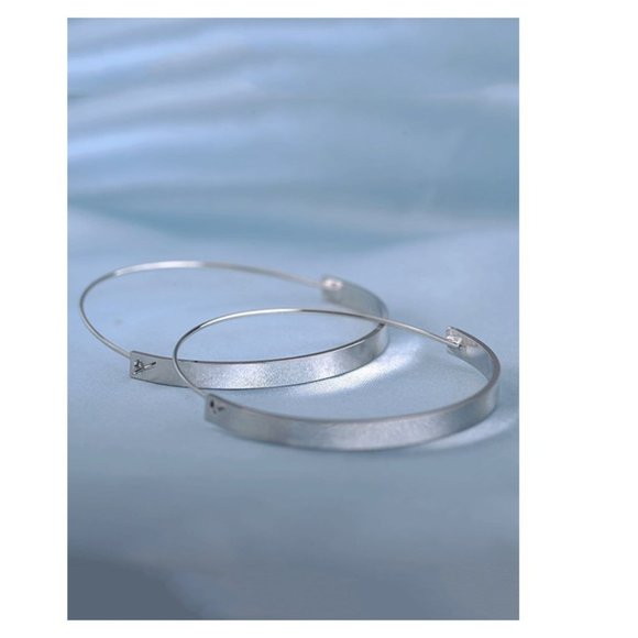 Minimalist Simple Elegant Lightweight Silver Tone Hoop Earrings - Picture 2 of 4